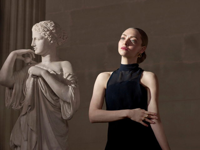 Актриса Аманда Сайфред в черном платье у статуи