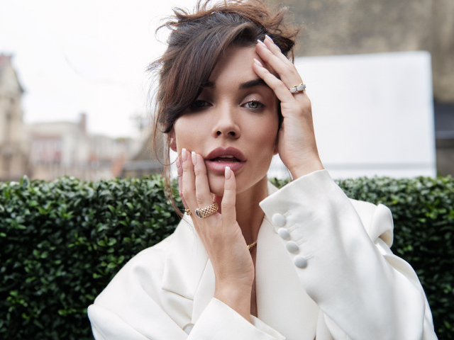 Актриса Эми Джексон с руками у лица