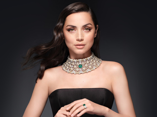 Актриса Ана де Армас с дорогим украшением на шее