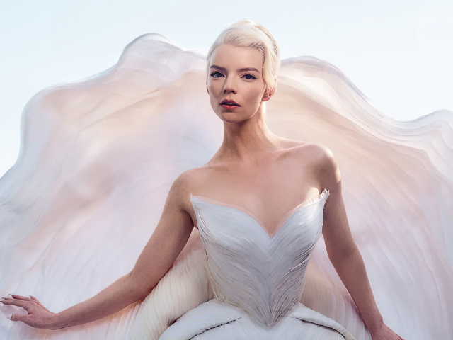 Актриса Аня Тейлор-Джой в красивом белом платье