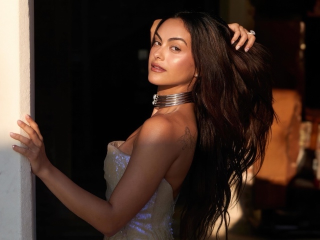 Актриса Камила Мендес в лучах солнца