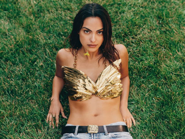 Актриса Камила Мендес лежит на зеленой траве