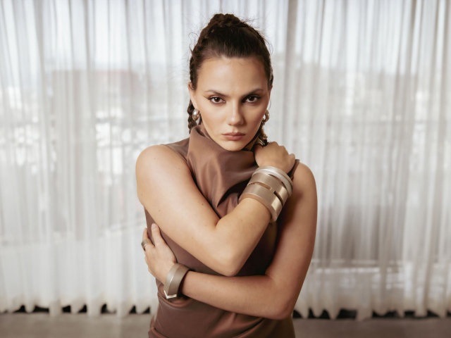 Актриса Дафни Кин с браслетами на руках у окна