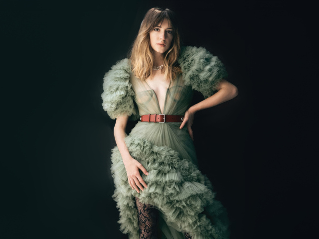 Актриса Дейзи Эдгар-Джонс в красивом зеленом платье на черном фоне