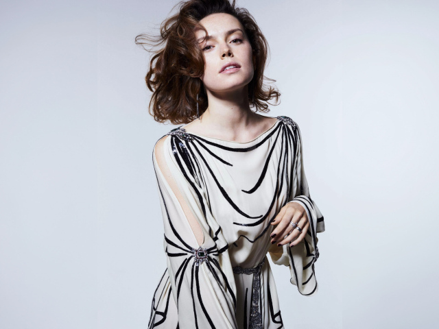 Актриса Дейзи Ридли в платье на сером фоне