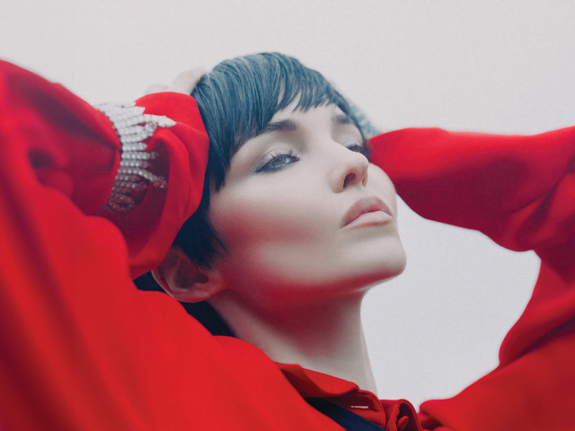 Актриса Дав Кэмерон в красном наряде с короткой стрижкой