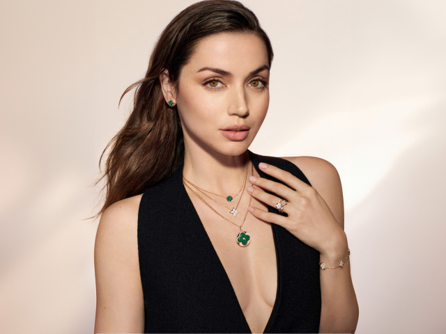 Актриса Эйса Гонсалес с украшениями на шее