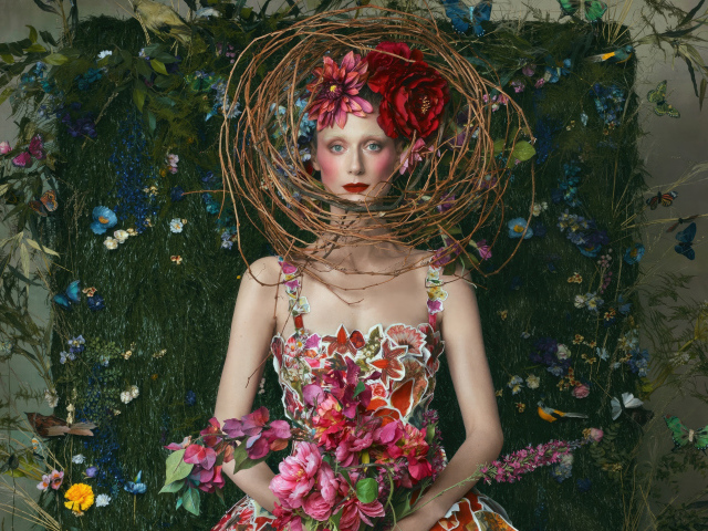 Актриса Элизабет Дебики в ярком цветочном образе