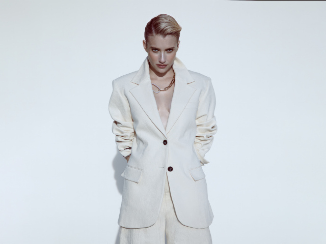 Актриса Эмма Робертс в стильном белом костюме