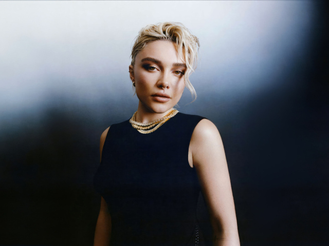 Актриса Флоренс Пью в черном платье на сером фоне