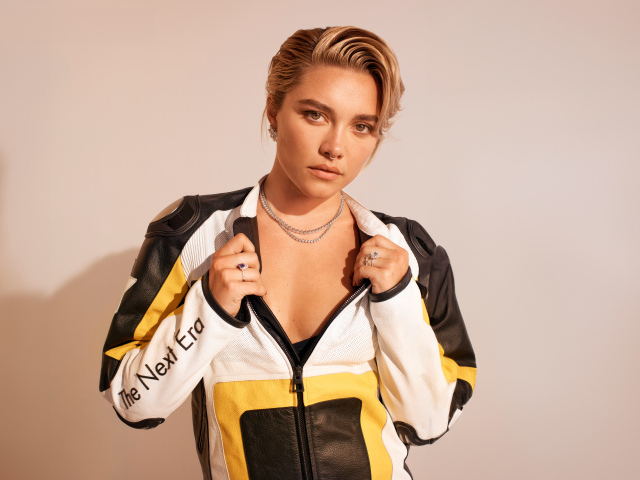 Актриса Флоренс Пью в спортивной куртке на розовом фоне