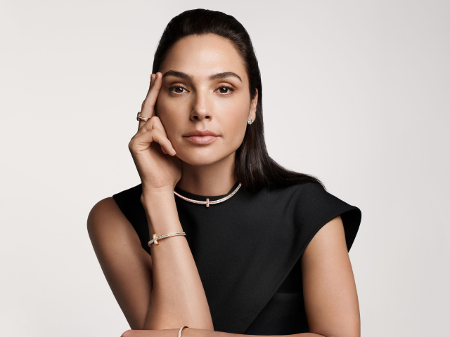 Актриса Галь Гадот в черном платье с рукой у лица