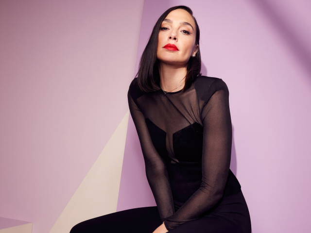 Актриса Галь Гадот на сиреневом фоне