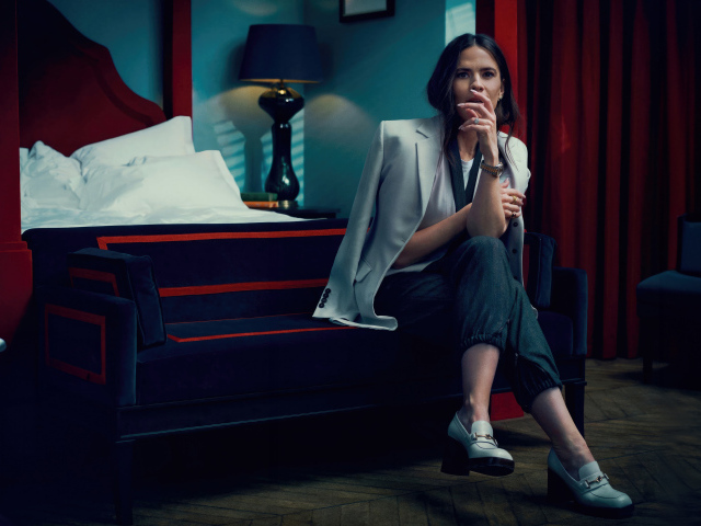 Актриса Хейли Этвелл сидит на кровати