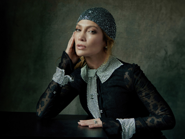 Актриса Дженнифер Лопес в блестящей шапке