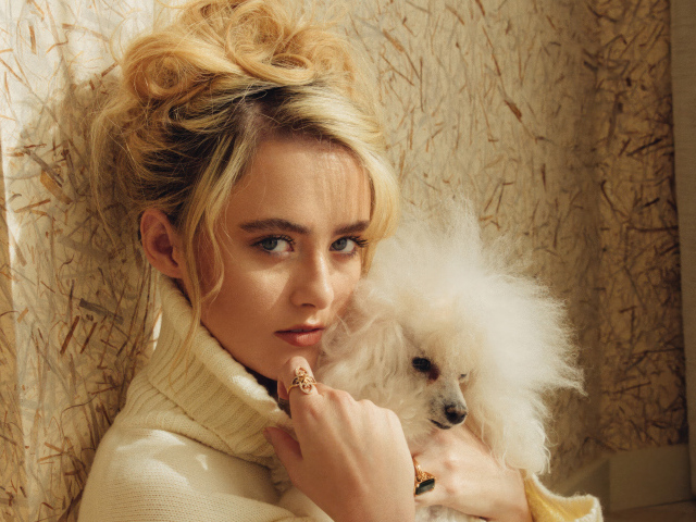 Актриса Кэтрин Ньютон  с собакой у стены