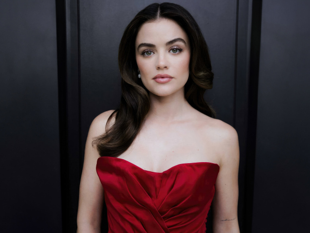 Актриса Люси Хейл в красном платье у серой стены