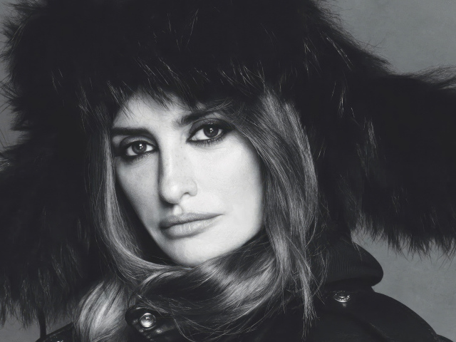 Актриса Пенелопа Крус в меховой шапке