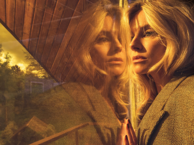 Актриса Сиенна Миллер отражает в окне