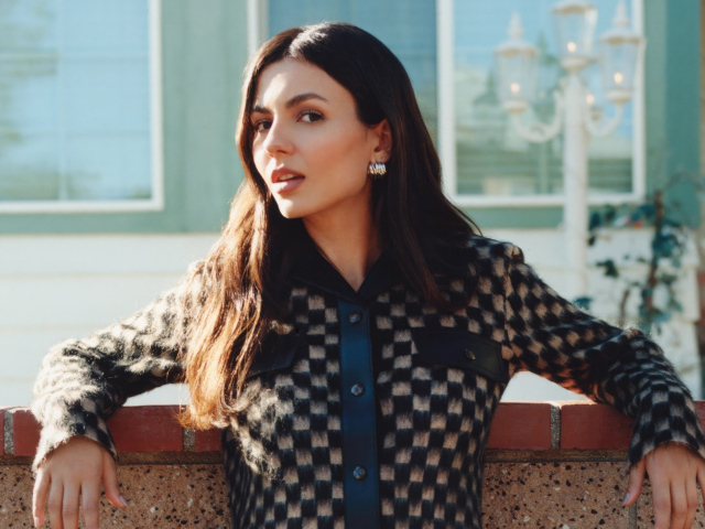 Актриса Виктория Джастис в теплой кофте