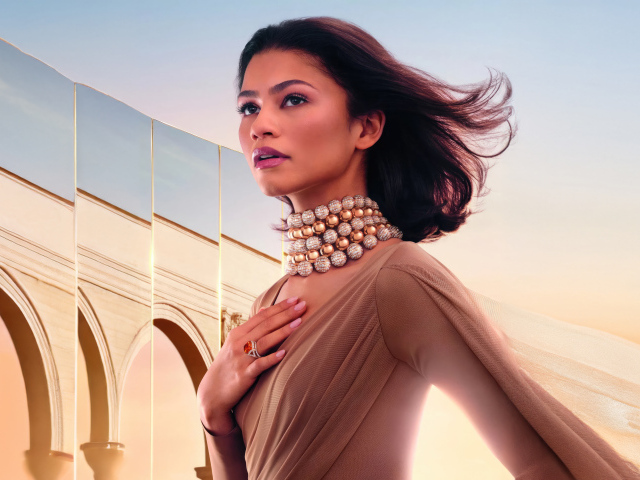 Актриса Зендая с украшениями на шее