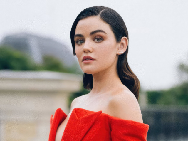 Американская актриса Люси Хейл в красном наряде