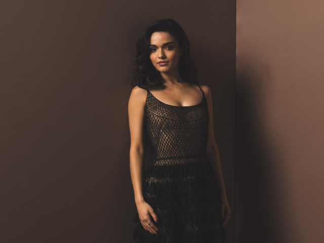 Американская актриса Рэйчел Зеглер стоит у стены