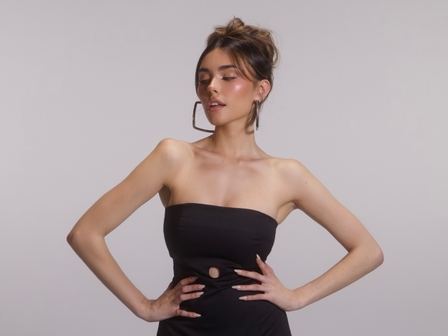 Американская певица Мэдисон Бир в черном платье