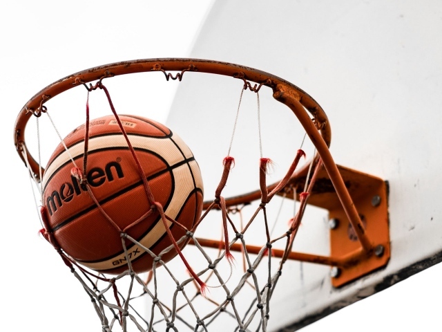 Мяч в сетке баскетбольного кольца