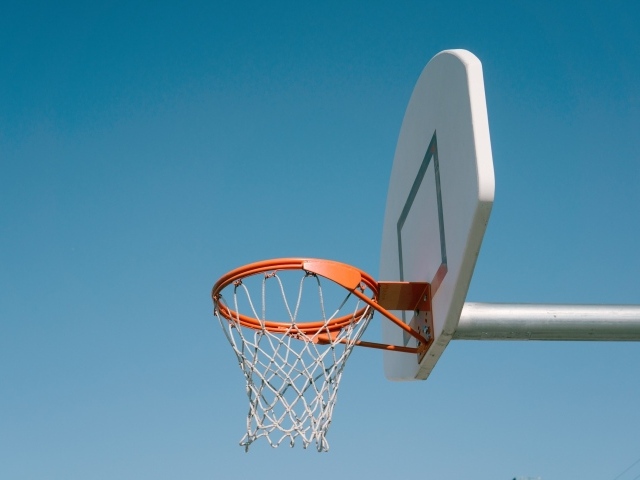 Кольцо для игры в баскетбол на фоне голубого неба