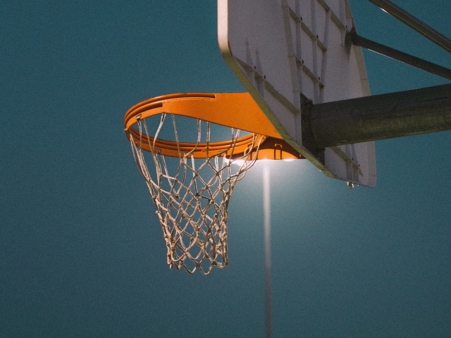 Баскетбольное кольцо в свете фонаря