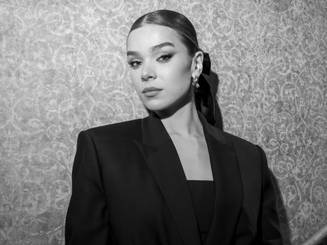 Красивая американская актриса Хейли Стейнфилд в черном костюме