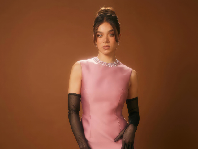 Красивая актриса Хейли Стейнфилд в розовом платье и черных перчатках