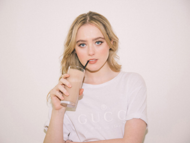 Красивая блондинка Кэтрин Ньютон  с напитком в руках