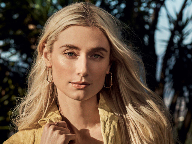 Красивая блондинка актриса Элизабет Дебики