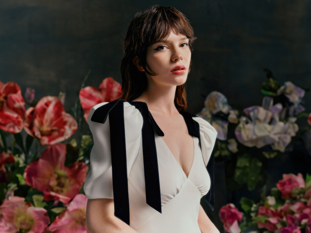 Красивая молодая девушка актриса Софи Тэтчер на фоне цветов