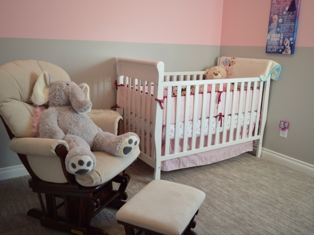 Кровать и кресло с игрушками в детской комнате