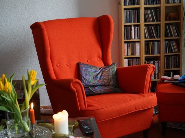 Большое красное кресло в комнате