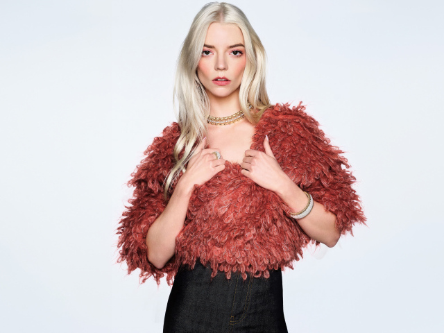 Блондинка Аня Тейлор-Джой на сером фоне