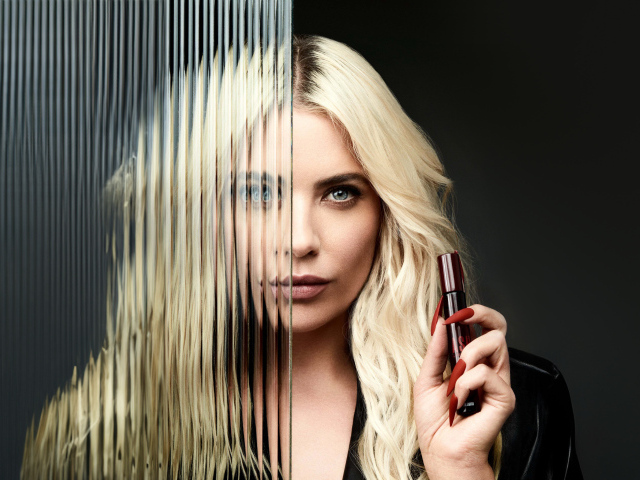 Блондинка Эшли Бенсон стоит за стеклом