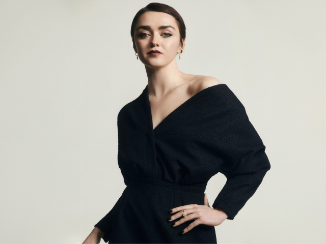 Яркая актриса Мэйси Уильямс в черном платье