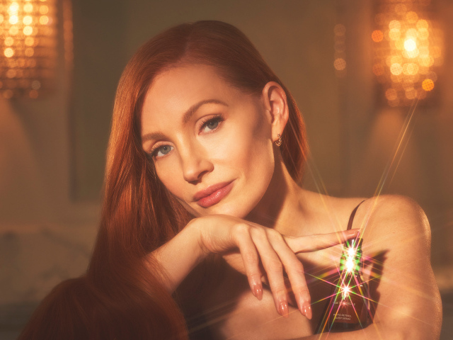 Яркая рыжеволосая девушка актриса Джессика Честейн