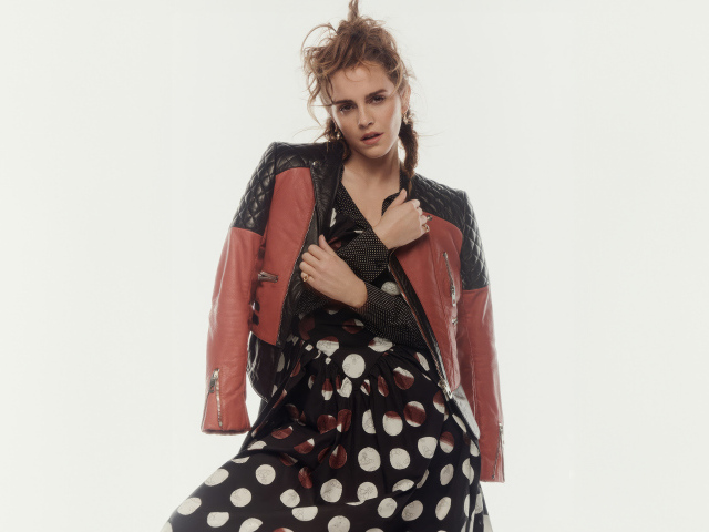 Британская актриса Эмма Уотсон на сером фоне