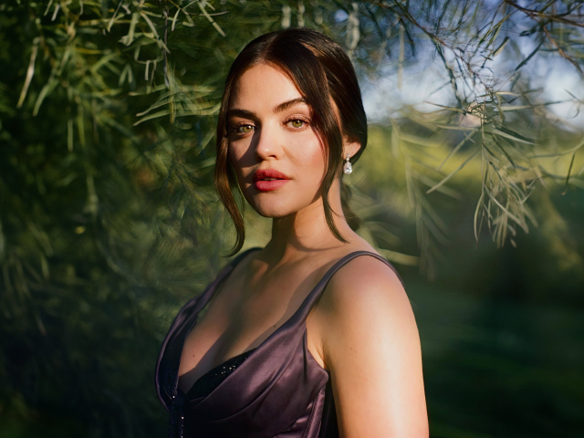 Брюнетка Люси Хейл в лучах солнца