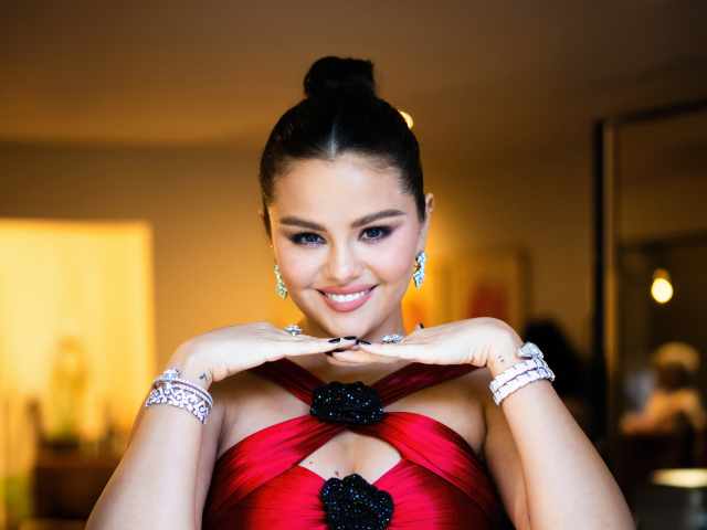 Очаровательная улыбка молодой девушки Селены Гомес