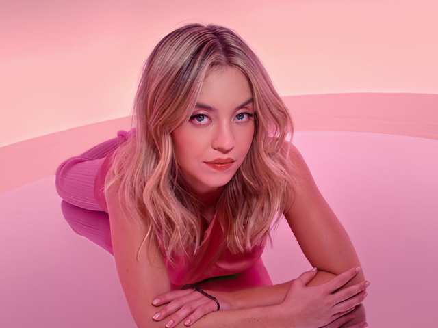 Милая блондинка Сидни Суини лежит на розовом фоне