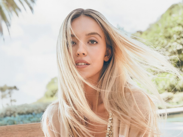 Милая блондинка с длинными волосами Сидни Суини