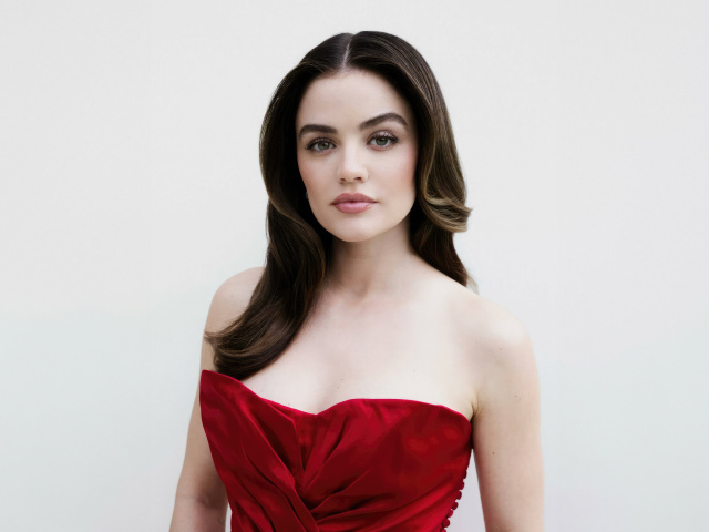 Милая брюнетка актриса Люси Хейл в красном платье