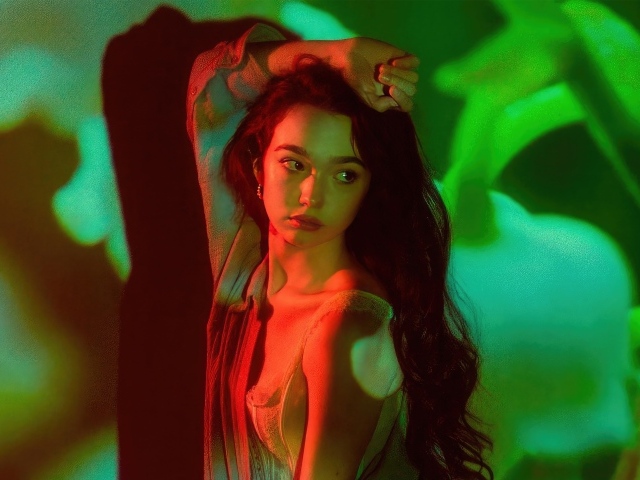 Милая молодая девушка актриса Руби Джей