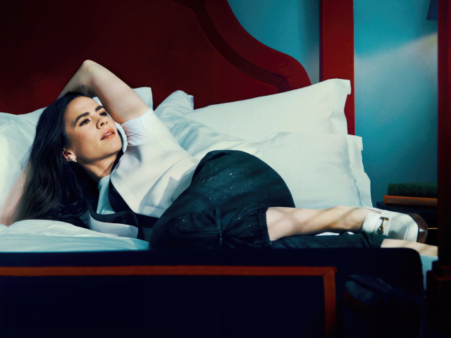 Английская актриса Хейли Этвелл лежит на кровати